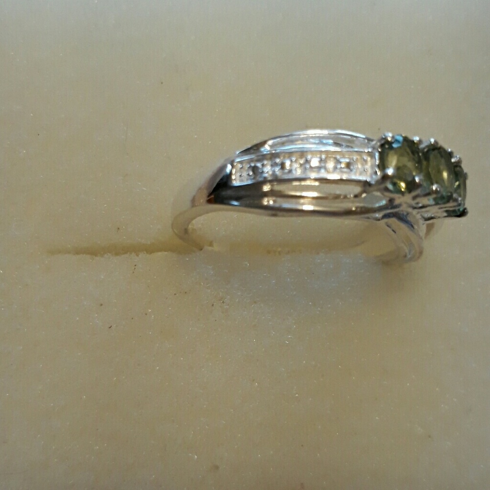 OLIVE APATITE RING - Picture 2 of 3